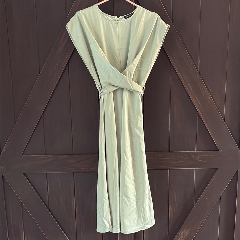 Green Maxi Sundress with Pleated Design and Bateau Neckline